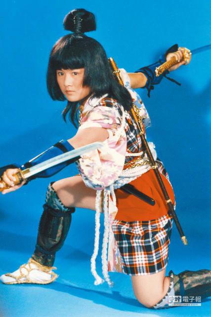 VCD-{-V YQ  EVIE  CD/DVD/rfI 