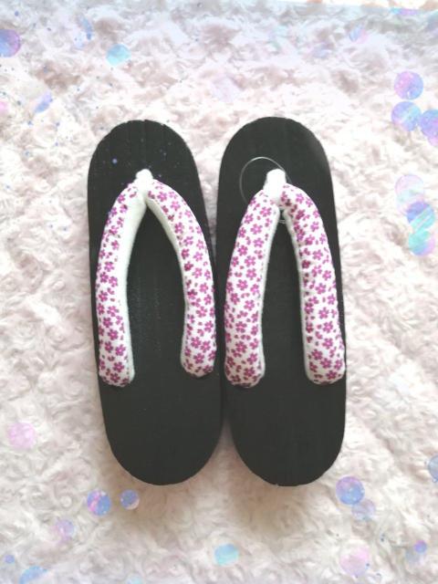 新品☆ユリ柄浴衣・帯・下駄3点セット < 女性ファッション 新品☆ユリ柄浴衣・帯・下駄3点セット < 女性ファッションの