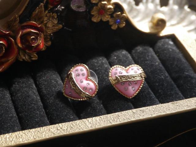 新品アンティーク調可愛いストーン付きLOVEハートピアス < 女性アクセサリー/時計 新品アンティーク調可愛いストーン付きLOVEハートピアス < 女性アクセサリー/時計の