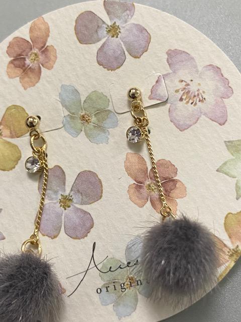 イヤリングに変更可能 ハンドメイド 秋冬にピッタリのフェイクファーボールピアス グレー < 女性ファッション  イヤリングに変更可能 ハンドメイド 秋冬にピッタリのフェイクファーボールピアス グレー  < 女性ファッションの