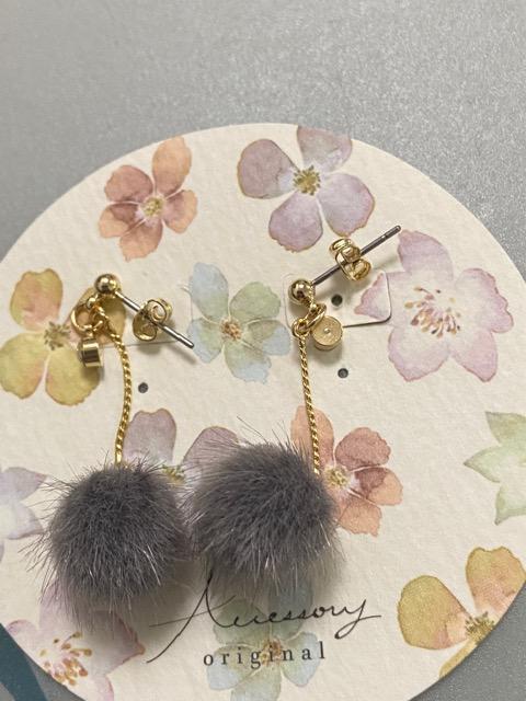 イヤリングに変更可能 ハンドメイド 秋冬にピッタリのフェイクファーボールピアス グレー < 女性ファッション  イヤリングに変更可能 ハンドメイド 秋冬にピッタリのフェイクファーボールピアス グレー < 女性ファッションの
