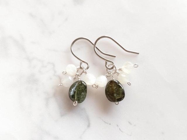 *グリーントルマリンとムーンストーンのピアス*SF 22080 < 女性アクセサリー/時計 *グリーントルマリンとムーンストーンのピアス*SF 22080 < 女性アクセサリー/時計の