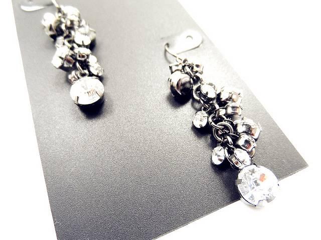 新品NEW YORK & COMPANYアンティーク調ストーン房ピアス < 女性アクセサリー/時計  新品NEW YORK & COMPANYアンティーク調ストーン房ピアス < 女性アクセサリー/時計の