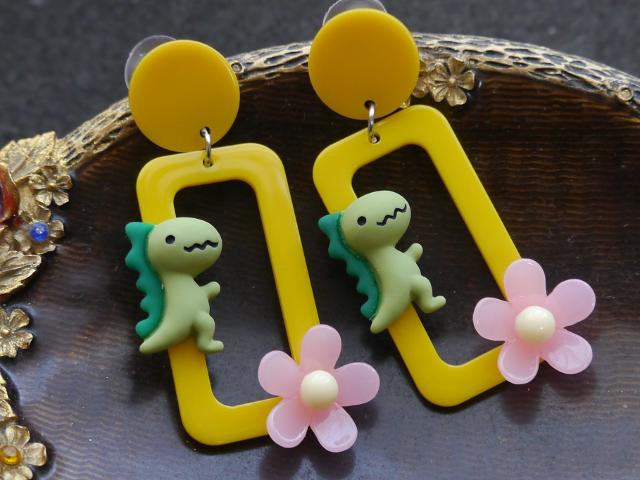 新品 アンティーク調POPで可愛い恐竜ピアス < 女性アクセサリー/時計 新品 アンティーク調POPで可愛い恐竜ピアス < 女性アクセサリー/時計の