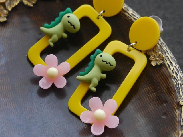 新品 アンティーク調POPで可愛い恐竜ピアス < 女性アクセサリー/時計 新品 アンティーク調POPで可愛い恐竜ピアス < 女性アクセサリー/時計の