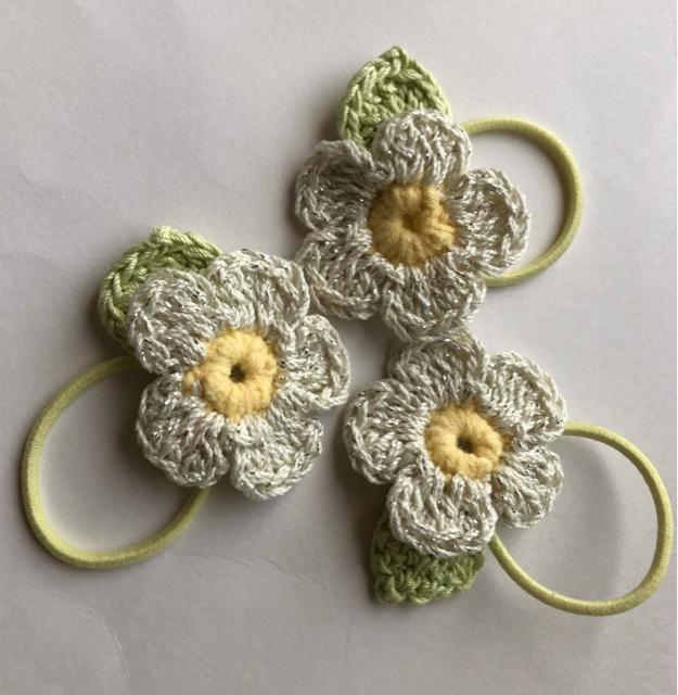 ハンドメイド ヘアゴム レース糸で編んだお花 小さなお子様用 < 女性ファッション  ハンドメイド ヘアゴム レース糸で編んだお花 小さなお子様用 < 女性ファッションの