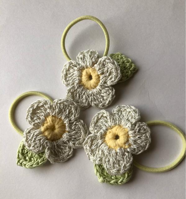 ハンドメイド ヘアゴム レース糸で編んだお花 小さなお子様用 < 女性ファッション  ハンドメイド ヘアゴム レース糸で編んだお花 小さなお子様用 < 女性ファッションの