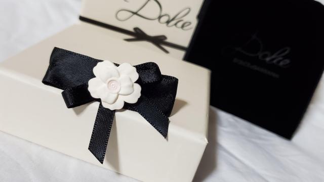 正規 ドルチェ&ガッバーナ ヘアクリップ 1Pフラワー カメリアリボン バレッタ 黒×白 髪留め 髪飾り バロック D&G 付属有 < ブランド 正規 ドルチェ&ガッバーナ ヘアクリップ 1Pフラワー カメリアリボン バレッタ 黒×白 髪留め 髪飾り バロック D&G 付属有 < ブランドの