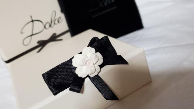 正規 ドルチェ&ガッバーナ ヘアクリップ 1Pフラワー カメリアリボン バレッタ 黒×白 髪留め 髪飾り バロック D&G 付属有 < ブランド 正規 ドルチェ&ガッバーナ ヘアクリップ 1Pフラワー カメリアリボン バレッタ 黒×白 髪留め 髪飾り バロック D&G 付属有 < ブランドの