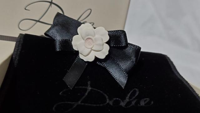 正規 ドルチェ&ガッバーナ ヘアクリップ 1Pフラワー カメリアリボン バレッタ 黒×白 髪留め 髪飾り バロック D&G 付属有 < ブランド 正規 ドルチェ&ガッバーナ ヘアクリップ 1Pフラワー カメリアリボン バレッタ 黒×白 髪留め 髪飾り バロック D&G 付属有 < ブランドの