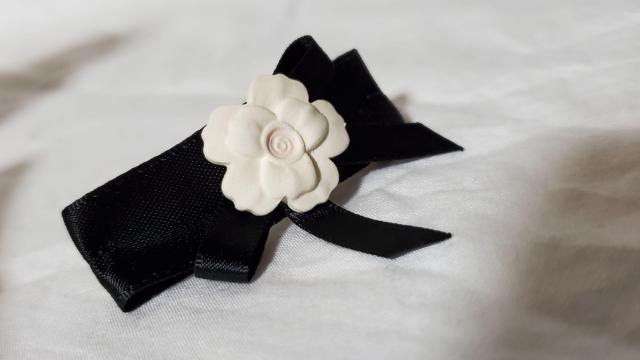 正規 ドルチェ&ガッバーナ ヘアクリップ 1Pフラワー カメリアリボン バレッタ 黒×白 髪留め 髪飾り バロック D&G 付属有 < ブランド 正規 ドルチェ&ガッバーナ ヘアクリップ 1Pフラワー カメリアリボン バレッタ 黒×白 髪留め 髪飾り バロック D&G 付属有 < ブランドの