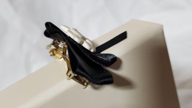 正規 ドルチェ&ガッバーナ ヘアクリップ 1Pフラワー カメリアリボン バレッタ 黒×白 髪留め 髪飾り バロック D&G 付属有 < ブランド 正規 ドルチェ&ガッバーナ ヘアクリップ 1Pフラワー カメリアリボン バレッタ 黒×白 髪留め 髪飾り バロック D&G 付属有 < ブランドの