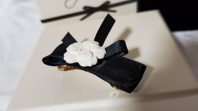 正規 ドルチェ&ガッバーナ ヘアクリップ 1Pフラワー カメリアリボン バレッタ 黒×白 髪留め 髪飾り バロック D&G 付属有 < ブランド 正規 ドルチェ&ガッバーナ ヘアクリップ 1Pフラワー カメリアリボン バレッタ 黒×白 髪留め 髪飾り バロック D&G 付属有 < ブランドの