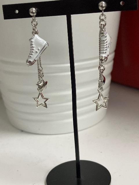 ハンドメイド スニーカーのチャームと星のチャームを使用したピアス 白 < 女性ファッション  ハンドメイド スニーカーのチャームと星のチャームを使用したピアス 白  < 女性ファッションの