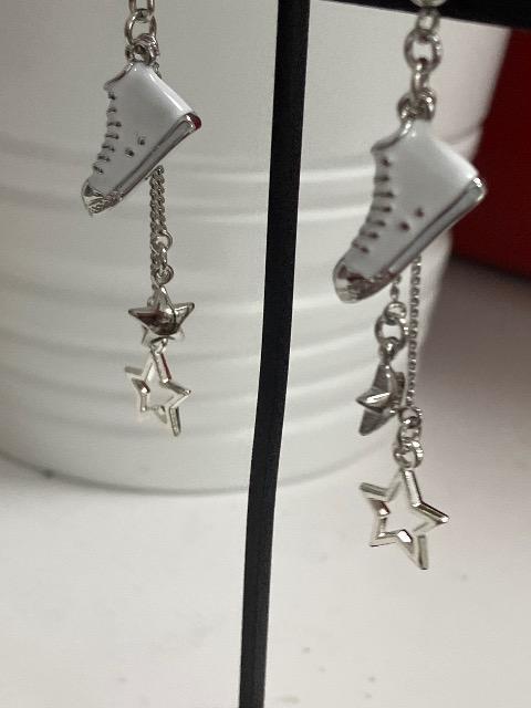ハンドメイド スニーカーのチャームと星のチャームを使用したピアス 白 < 女性ファッション  ハンドメイド スニーカーのチャームと星のチャームを使用したピアス 白 < 女性ファッションの