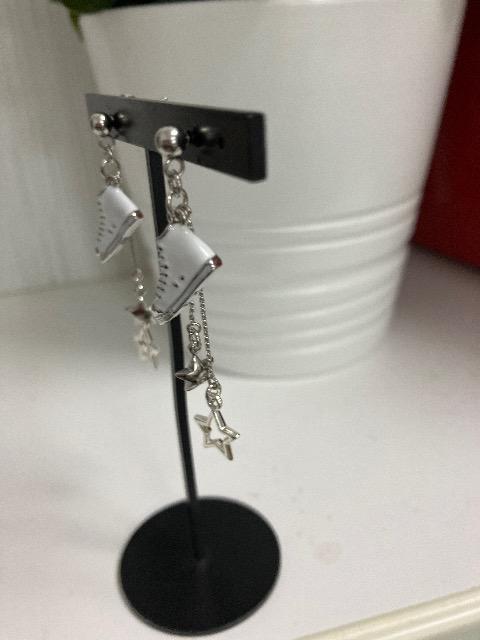 ハンドメイド スニーカーのチャームと星のチャームを使用したピアス 白 < 女性ファッション  ハンドメイド スニーカーのチャームと星のチャームを使用したピアス 白 < 女性ファッションの