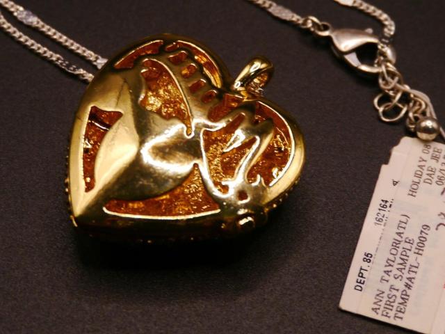 新品ANN TAYLORアンティーク調ハートストーンネックレス < 女性アクセサリー/時計  新品ANN TAYLORアンティーク調ハートストーンネックレス < 女性アクセサリー/時計の