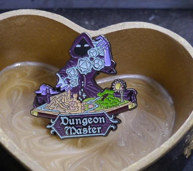 新品 ダンジョンマスター ピンブローチ ピンバッジ ピンズ < 男性アクセサリー/時計 新品 ダンジョンマスター ピンブローチ ピンバッジ ピンズ < 男性アクセサリー/時計の