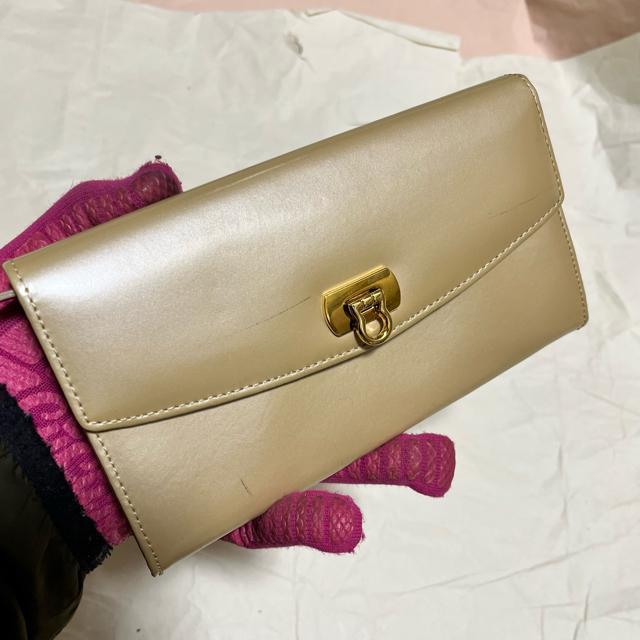 【上品】POLA ポーラ 長財布 ベージュ パテントレザー調 フラップ 金具 < ブランド 【上品】POLA ポーラ 長財布 ベージュ パテントレザー調 フラップ 金具 < ブランドの