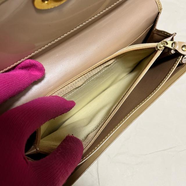 【上品】POLA ポーラ 長財布 ベージュ パテントレザー調 フラップ 金具 < ブランド 【上品】POLA ポーラ 長財布 ベージュ パテントレザー調 フラップ 金具 < ブランドの