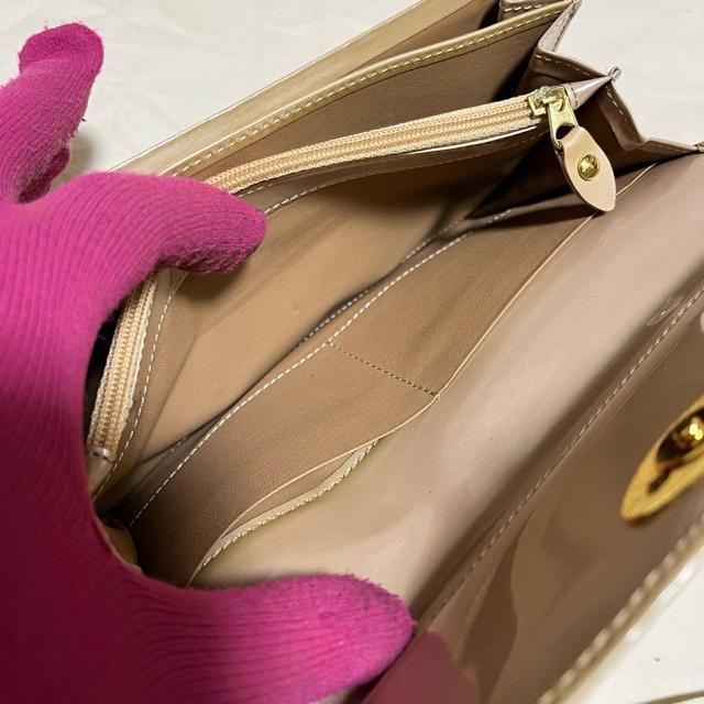 【上品】POLA ポーラ 長財布 ベージュ パテントレザー調 フラップ 金具 < ブランド 【上品】POLA ポーラ 長財布 ベージュ パテントレザー調 フラップ 金具 < ブランドの