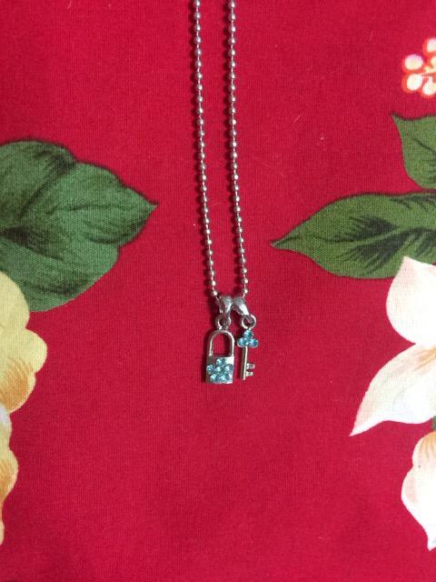 新品未使用☆錠と鍵☆水色ストーン☆ネックレス☆ < 女性アクセサリー/時計 新品未使用☆錠と鍵☆水色ストーン☆ネックレス☆ < 女性アクセサリー/時計の