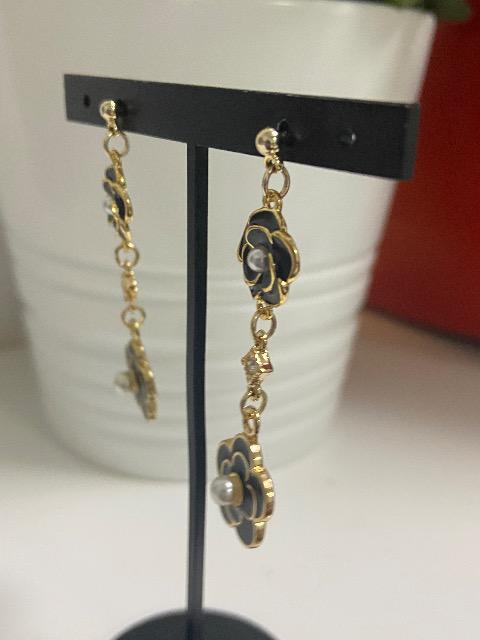 ハンドメイド ダブルカメリアのピアス 黒 < 女性ファッション  ハンドメイド ダブルカメリアのピアス 黒 < 女性ファッションの