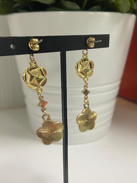 ハンドメイド ダブルカメリアのピアス 黒 < 女性ファッション  ハンドメイド ダブルカメリアのピアス 黒 < 女性ファッションの