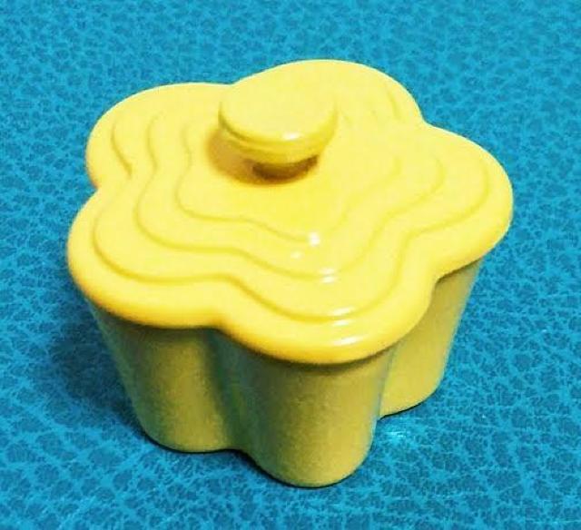 ミニチュア★フラワー型★鍋★ル・クルーゼ風★蓋も開く★イエロー★色違い4色★金属製★ < おもちゃ  ミニチュア★フラワー型★鍋★ル・クルーゼ風★蓋も開く★イエロー★色違い4色★金属製★  < おもちゃの