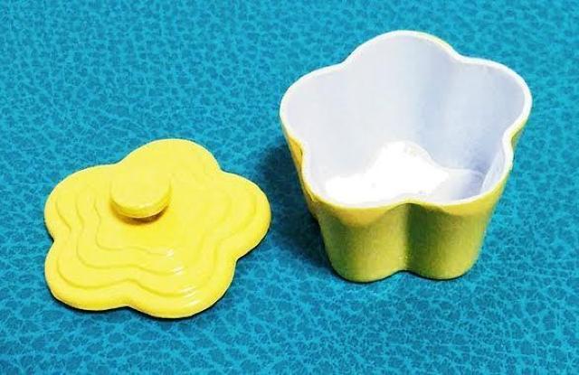 ミニチュア★フラワー型★鍋★ル・クルーゼ風★蓋も開く★イエロー★色違い4色★金属製★ < おもちゃ  ミニチュア★フラワー型★鍋★ル・クルーゼ風★蓋も開く★イエロー★色違い4色★金属製★ < おもちゃの