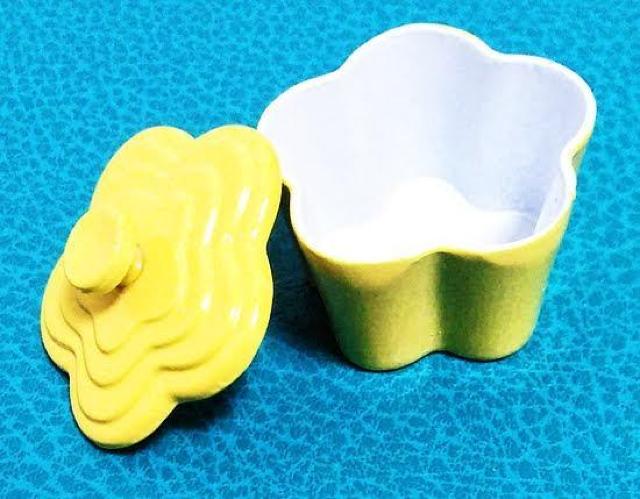 ミニチュア★フラワー型★鍋★ル・クルーゼ風★蓋も開く★イエロー★色違い4色★金属製★ < おもちゃ  ミニチュア★フラワー型★鍋★ル・クルーゼ風★蓋も開く★イエロー★色違い4色★金属製★ < おもちゃの