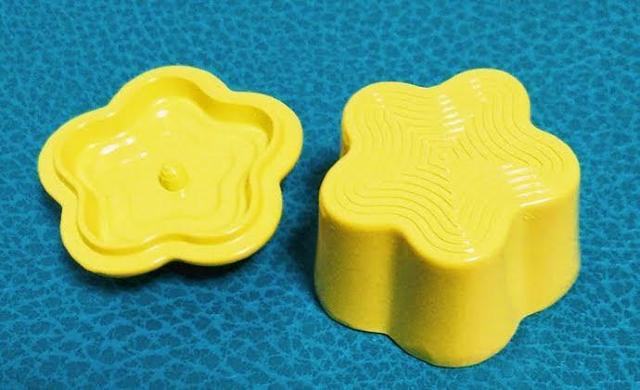 ミニチュア★フラワー型★鍋★ル・クルーゼ風★蓋も開く★イエロー★色違い4色★金属製★ < おもちゃ  ミニチュア★フラワー型★鍋★ル・クルーゼ風★蓋も開く★イエロー★色違い4色★金属製★ < おもちゃの