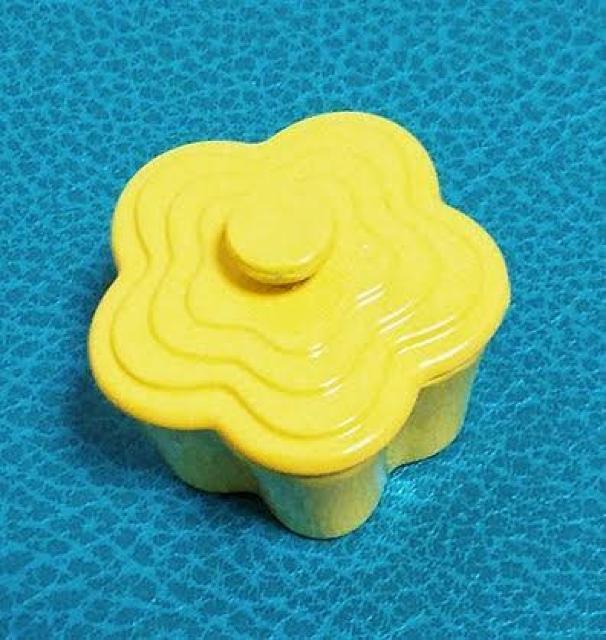 ミニチュア★フラワー型★鍋★ル・クルーゼ風★蓋も開く★イエロー★色違い4色★金属製★ < おもちゃ  ミニチュア★フラワー型★鍋★ル・クルーゼ風★蓋も開く★イエロー★色違い4色★金属製★ < おもちゃの