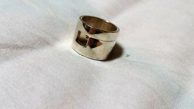 正規 GUCCIグッチ Gロゴ立体ラージリング シルバー925 10号 ワイドバンド オープンエンブレム SV指輪 < ブランド 正規 GUCCIグッチ Gロゴ立体ラージリング シルバー925 10号 ワイドバンド オープンエンブレム SV指輪 < ブランドの