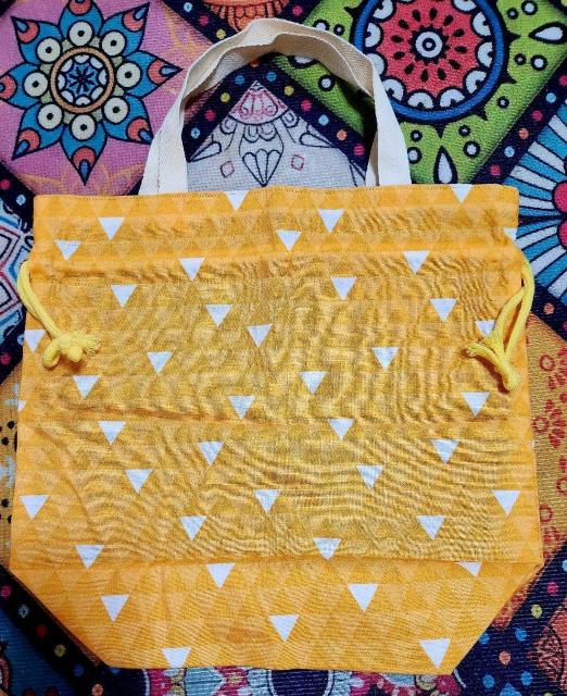黄色生地に白色の三角柄と薄々黄色三角柄の巾着バックです。 < ペット/手芸/園芸 黄色生地に白色の三角柄と薄々黄色三角柄の巾着バックです。 < ペット/手芸/園芸の