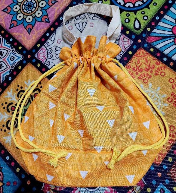 黄色生地に白色の三角柄と薄々黄色三角柄の巾着バックです。 < ペット/手芸/園芸 黄色生地に白色の三角柄と薄々黄色三角柄の巾着バックです。 < ペット/手芸/園芸の