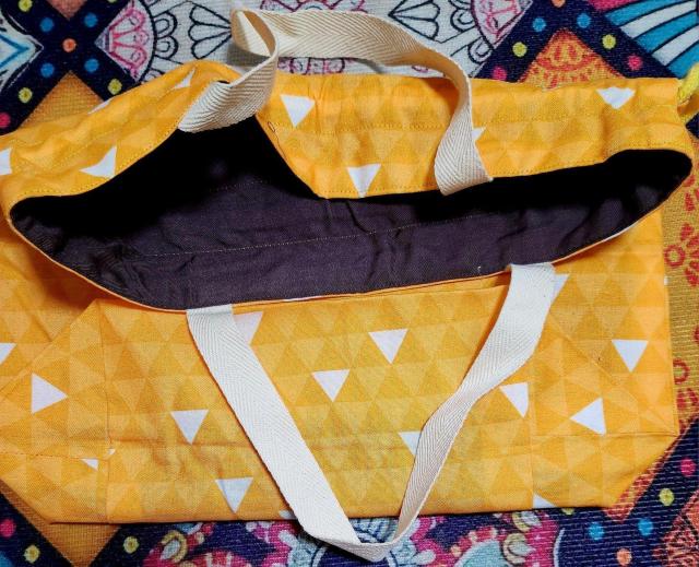 黄色生地に白色の三角柄と薄々黄色三角柄の巾着バックです。 < ペット/手芸/園芸 黄色生地に白色の三角柄と薄々黄色三角柄の巾着バックです。 < ペット/手芸/園芸の