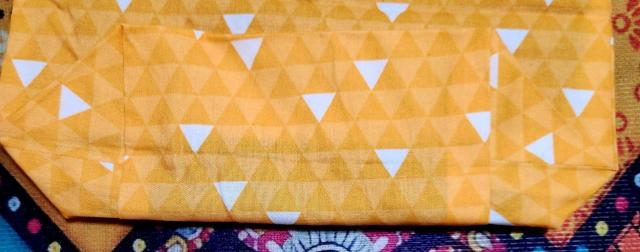 黄色生地に白色の三角柄と薄々黄色三角柄の巾着バックです。 < ペット/手芸/園芸 黄色生地に白色の三角柄と薄々黄色三角柄の巾着バックです。 < ペット/手芸/園芸の