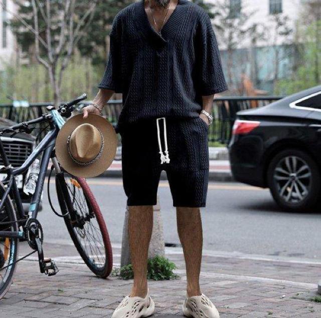 リラックス感とオシャレを両立!夏にピッタリなブラックカジュアルセットアップ < 男性ファッション  リラックス感とオシャレを両立!夏にピッタリなブラックカジュアルセットアップ  < 男性ファッションの