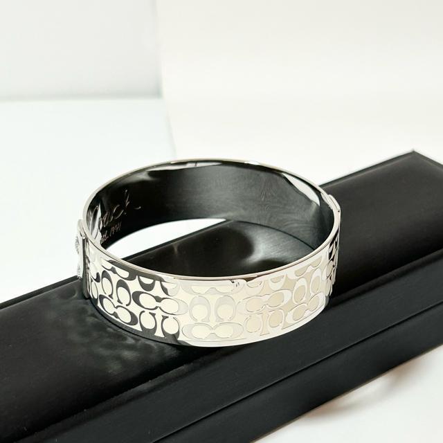 極美品 COACH コーチ ミニシグネチャー バングル ブレスレット < ブランド 極美品 COACH コーチ ミニシグネチャー バングル ブレスレット < ブランドの