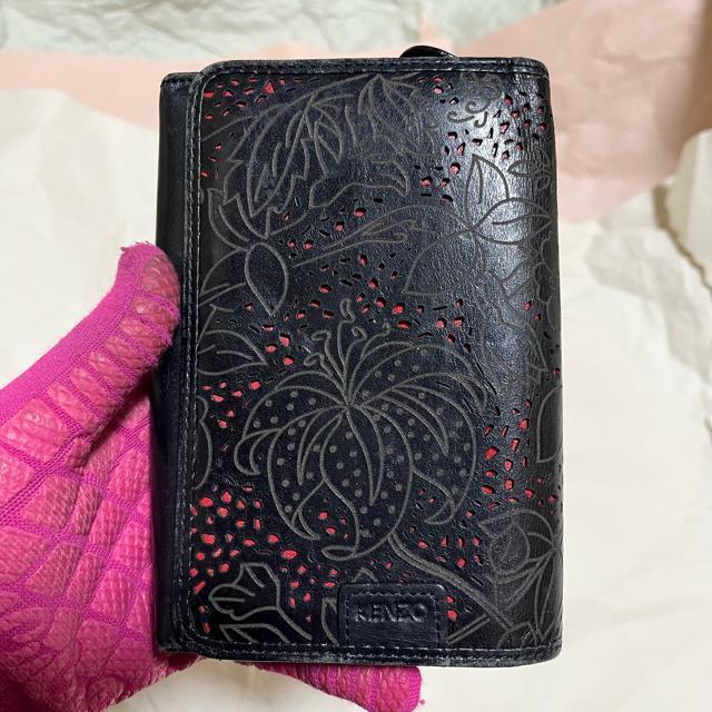 【訳あり】【KENZO / ケンゾー】 レザー / 二つ折り財布 花柄 ブラック < ブランド 【訳あり】【KENZO / ケンゾー】 レザー / 二つ折り財布 花柄 ブラック < ブランドの