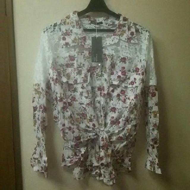 新品★肩レース前縛り花柄シャツ/白/M < 女性ファッション  新品★肩レース前縛り花柄シャツ/白/M  < 女性ファッションの