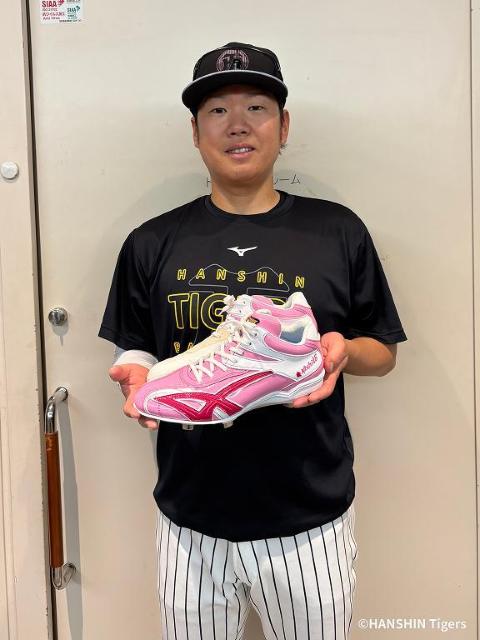 阪神タイガース】西 勇輝選手 直筆サイン入りスパイク | レジャー 