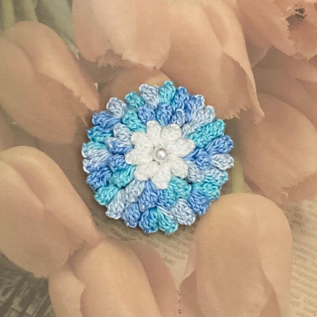 ハンドメイド♪レース編みダリア風お花モチーフのブローチ < 女性ファッション  ハンドメイド♪レース編みダリア風お花モチーフのブローチ  < 女性ファッションの