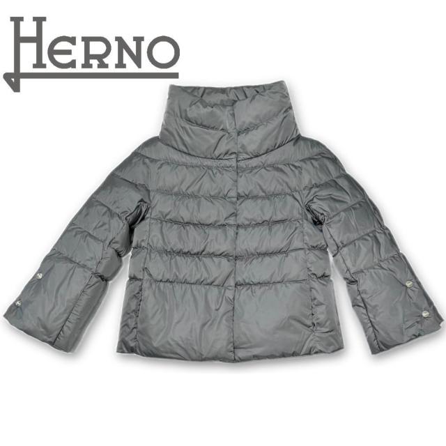 新品ヘルノHERNOハイカラー袖ボタン ダウンジャケット ク < ブランド 新品ヘルノHERNOハイカラー袖ボタン ダウンジャケット ク < ブランドの