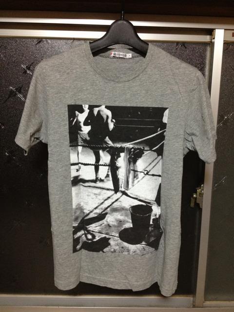 UT ユニクロ ボクサー フォトプリント 半袖Tシャツ Sサイズ グレー 灰色 モノクロ < ブランド  UT ユニクロ ボクサー フォトプリント 半袖Tシャツ Sサイズ グレー 灰色 モノクロ  < ブランドの