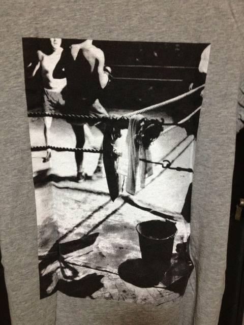 UT ユニクロ ボクサー フォトプリント 半袖Tシャツ Sサイズ グレー 灰色 モノクロ < ブランド  UT ユニクロ ボクサー フォトプリント 半袖Tシャツ Sサイズ グレー 灰色 モノクロ < ブランドの