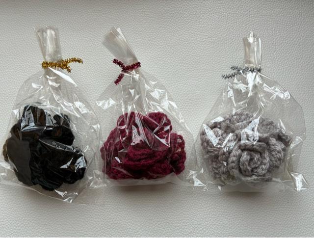 ハンドメイド アクリルたわし 抗菌防臭 薔薇 レッド ブラック グレー プレゼント バザー < 女性ファッション ハンドメイド アクリルたわし 抗菌防臭 薔薇 レッド ブラック グレー プレゼント バザー < 女性ファッションの