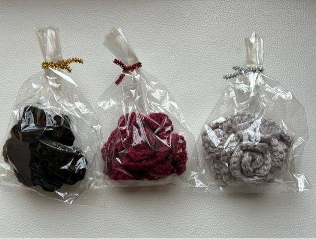 ハンドメイド アクリルたわし 抗菌防臭 薔薇 レッド ブラック グレー プレゼント バザー < 女性ファッション ハンドメイド アクリルたわし 抗菌防臭 薔薇 レッド ブラック グレー プレゼント バザー < 女性ファッションの