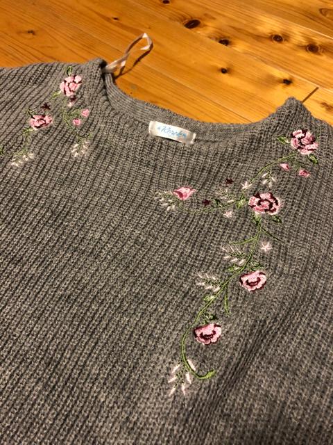 薔薇刺繍セーター160 < キッズ/ベビー  薔薇刺繍セーター160 < キッズ/ベビーの